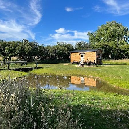 Mountbatten Shepherds Hut & Buckhurst Shepherds Hut آشفورد المظهر الخارجي الصورة