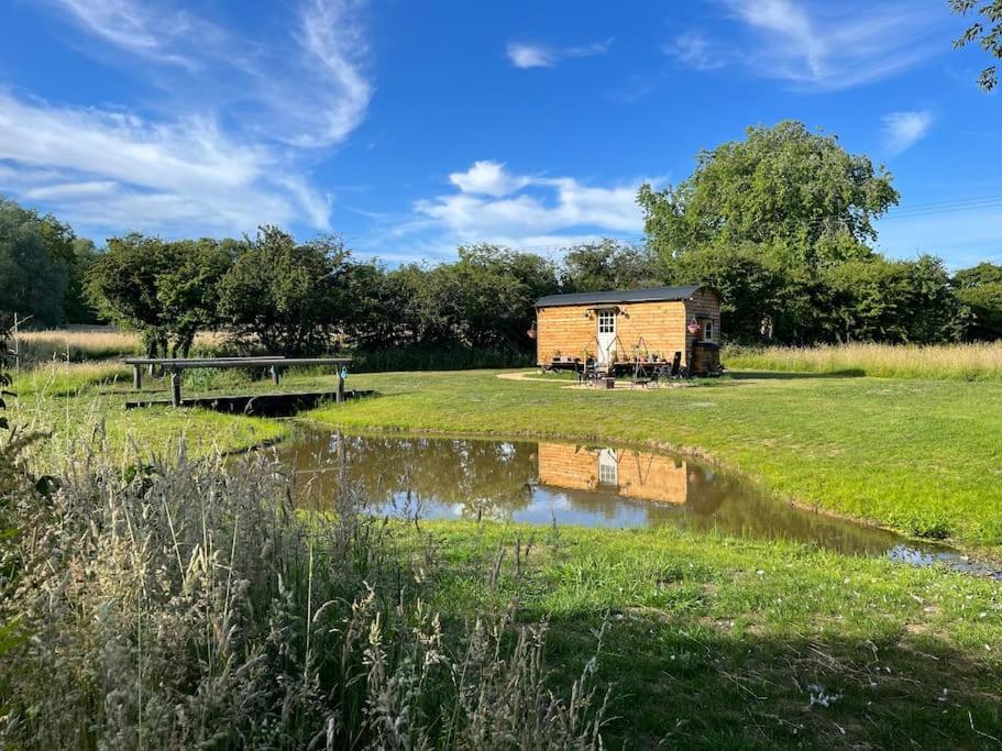 Mountbatten Shepherds Hut & Buckhurst Shepherds Hut آشفورد المظهر الخارجي الصورة