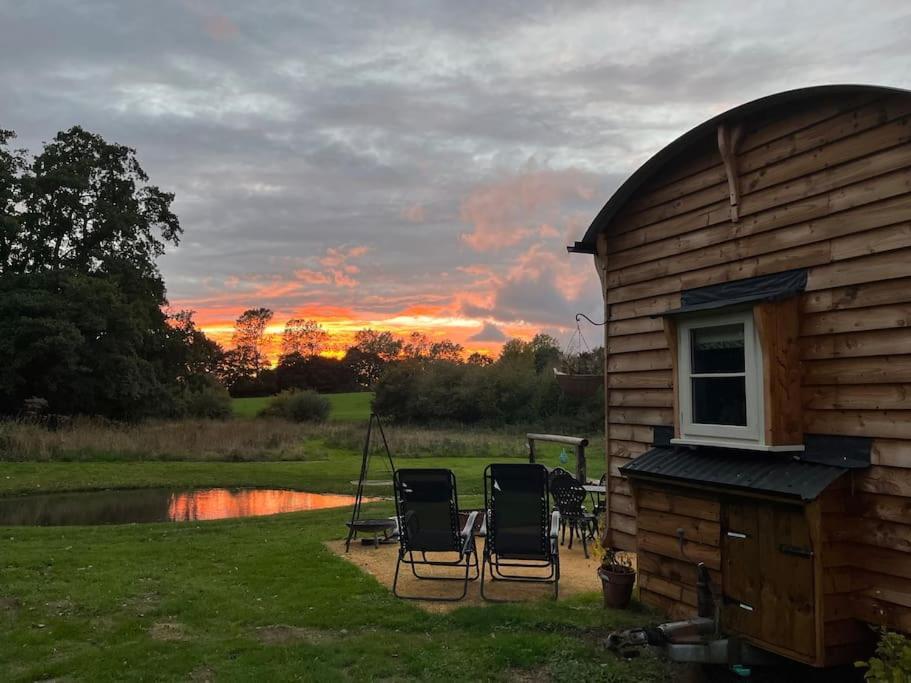 Mountbatten Shepherds Hut & Buckhurst Shepherds Hut آشفورد المظهر الخارجي الصورة