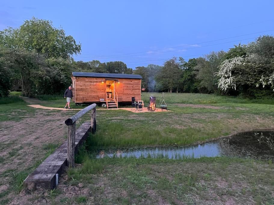 Mountbatten Shepherds Hut & Buckhurst Shepherds Hut آشفورد المظهر الخارجي الصورة