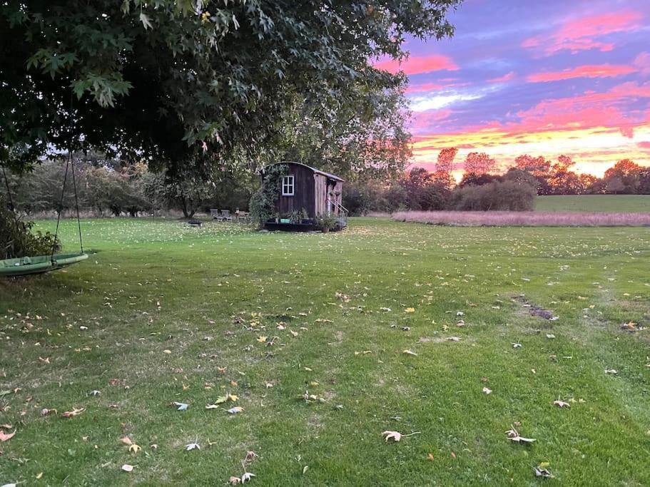 Mountbatten Shepherds Hut & Buckhurst Shepherds Hut آشفورد المظهر الخارجي الصورة