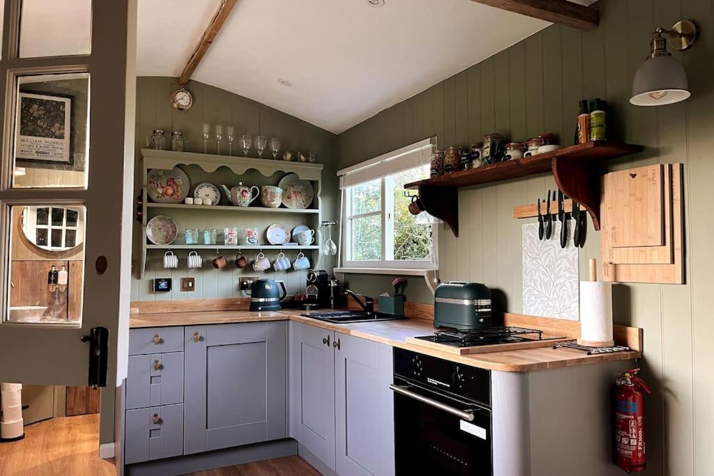 Mountbatten Shepherds Hut & Buckhurst Shepherds Hut آشفورد المظهر الخارجي الصورة
