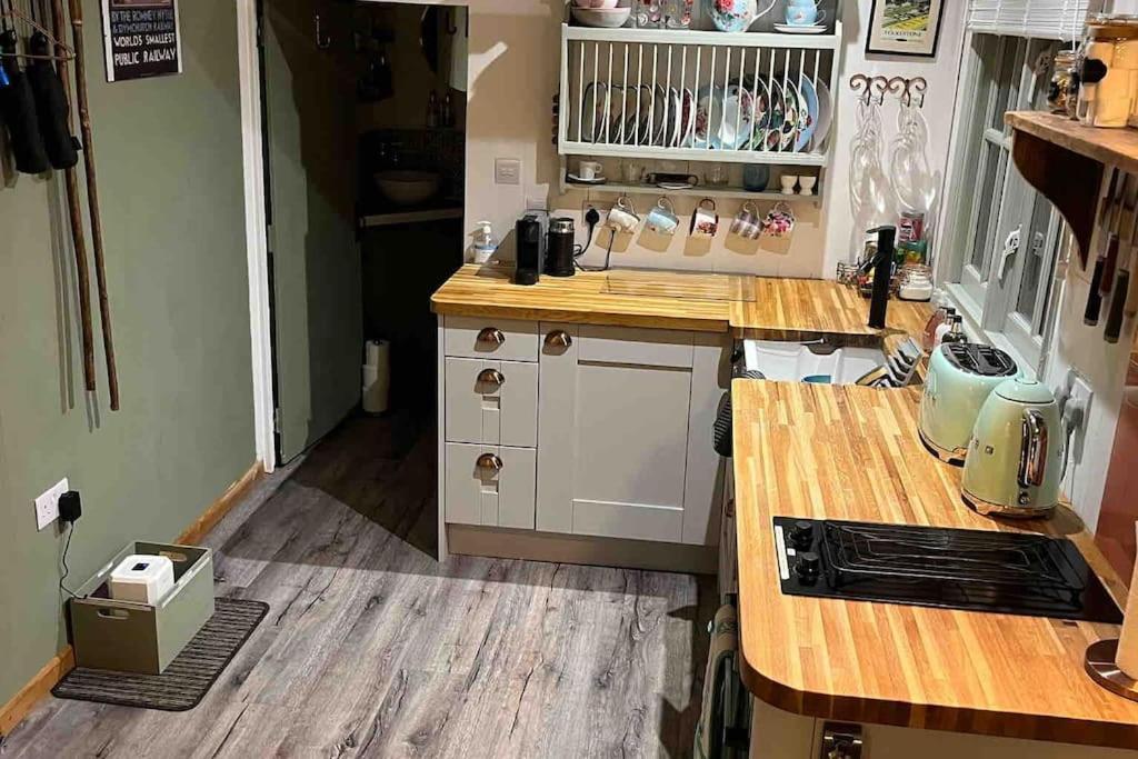 Mountbatten Shepherds Hut & Buckhurst Shepherds Hut آشفورد المظهر الخارجي الصورة