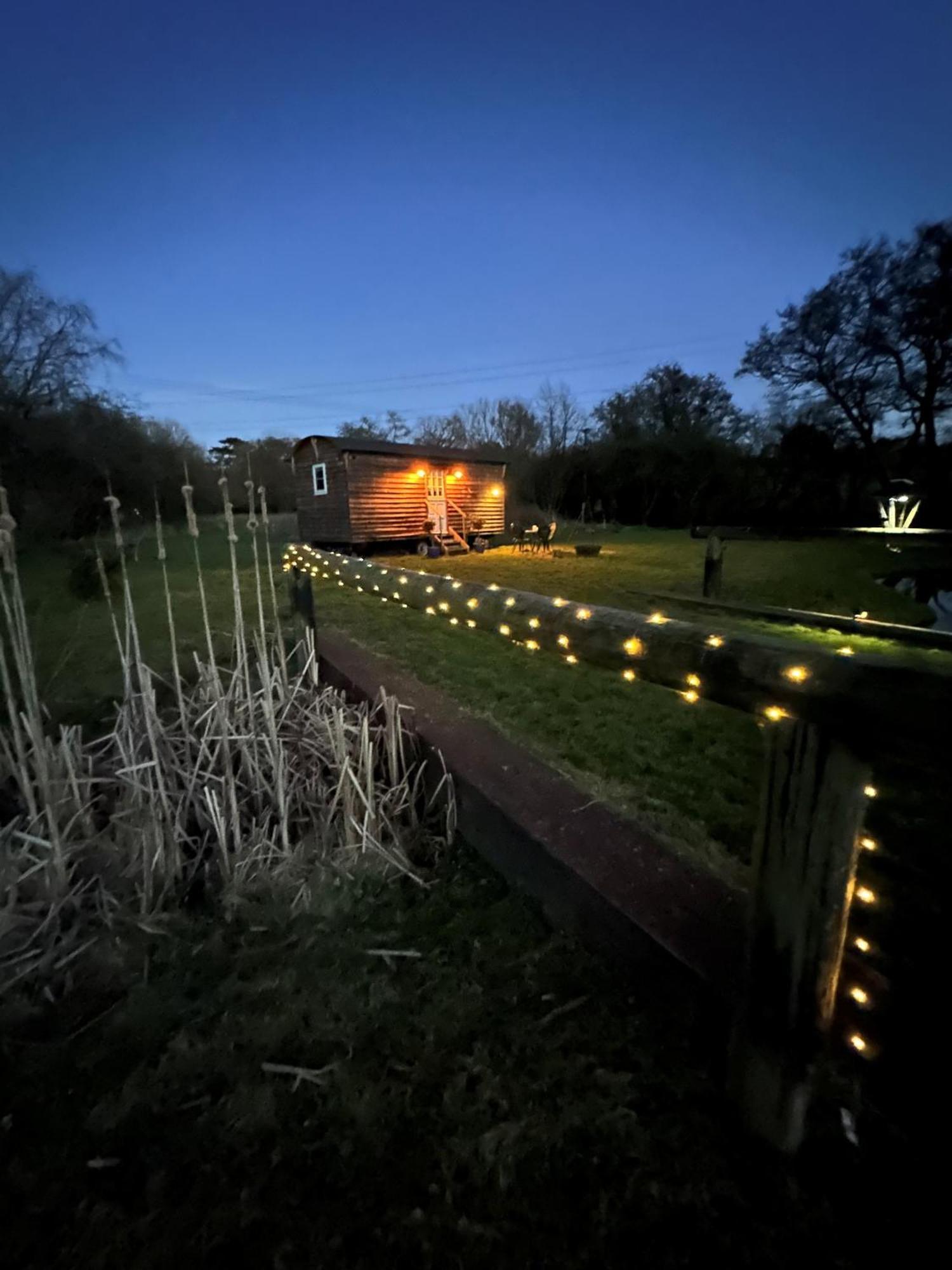 Mountbatten Shepherds Hut & Buckhurst Shepherds Hut آشفورد المظهر الخارجي الصورة