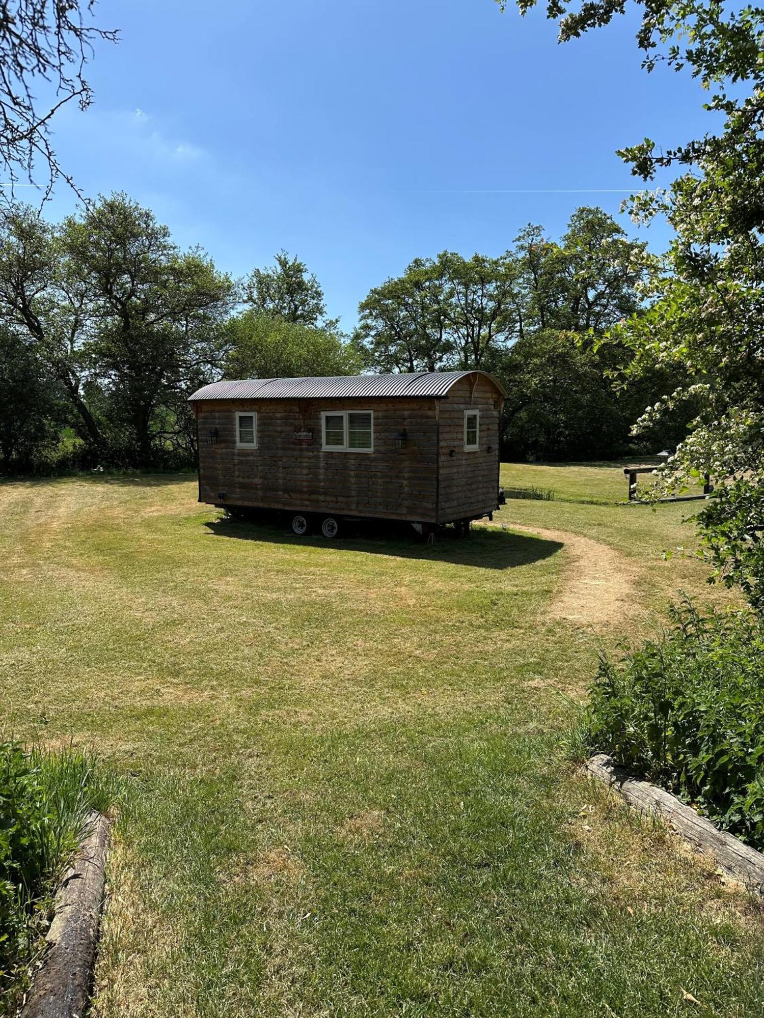 Mountbatten Shepherds Hut & Buckhurst Shepherds Hut آشفورد المظهر الخارجي الصورة