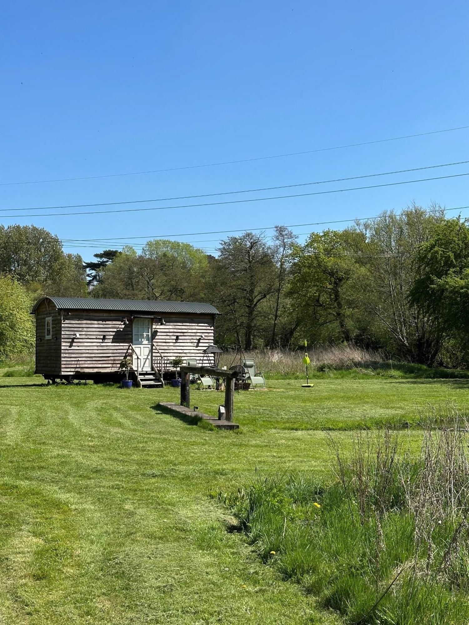 Mountbatten Shepherds Hut & Buckhurst Shepherds Hut آشفورد المظهر الخارجي الصورة