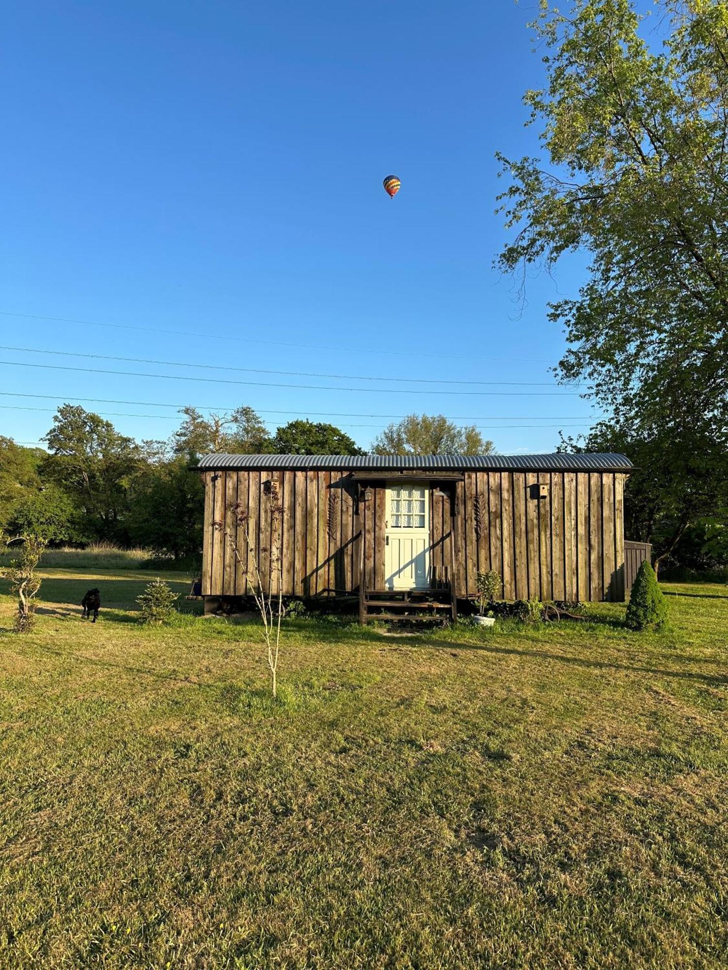 Mountbatten Shepherds Hut & Buckhurst Shepherds Hut آشفورد المظهر الخارجي الصورة